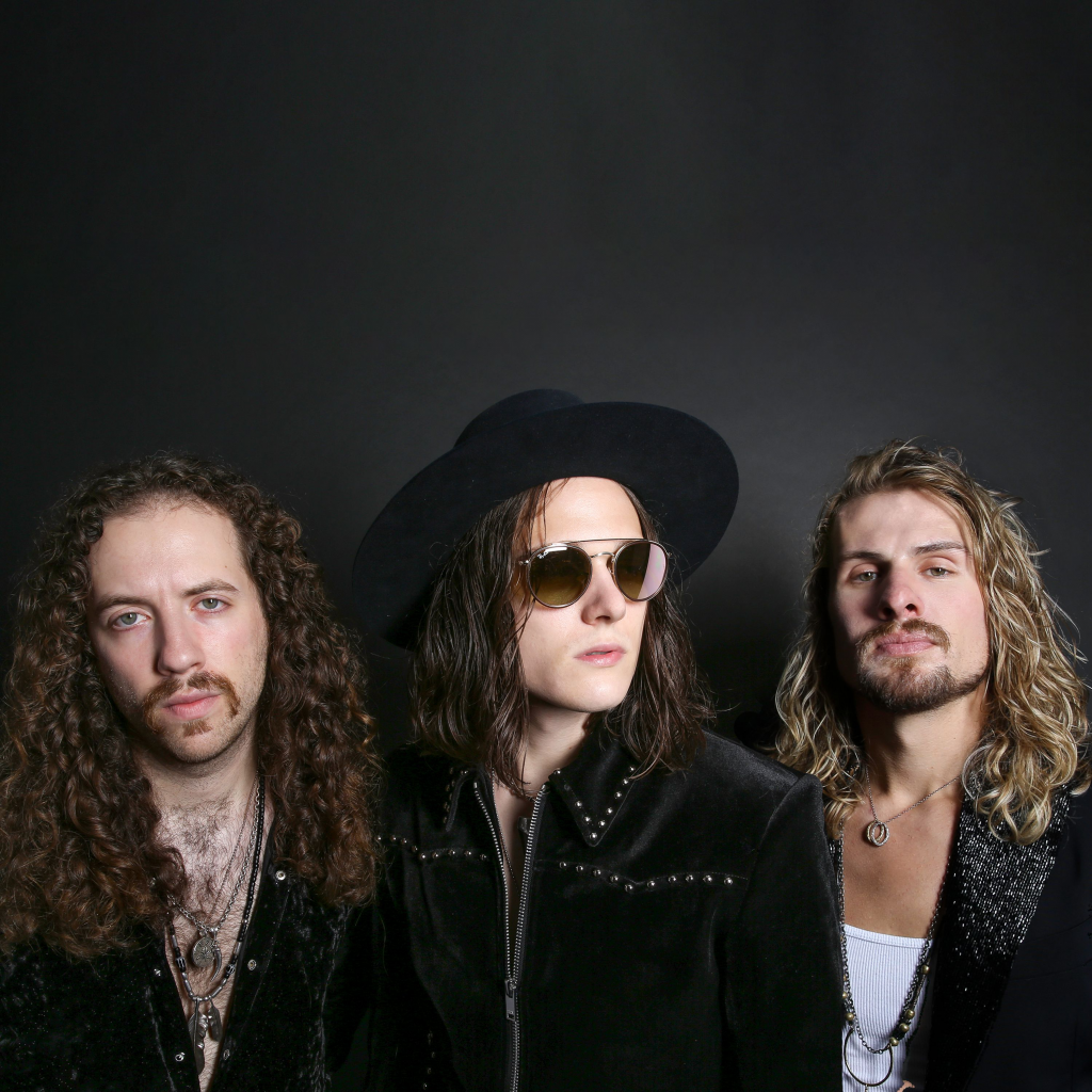 TYLER BRYANT AND THE SHAKEDOWN • Red Light Management